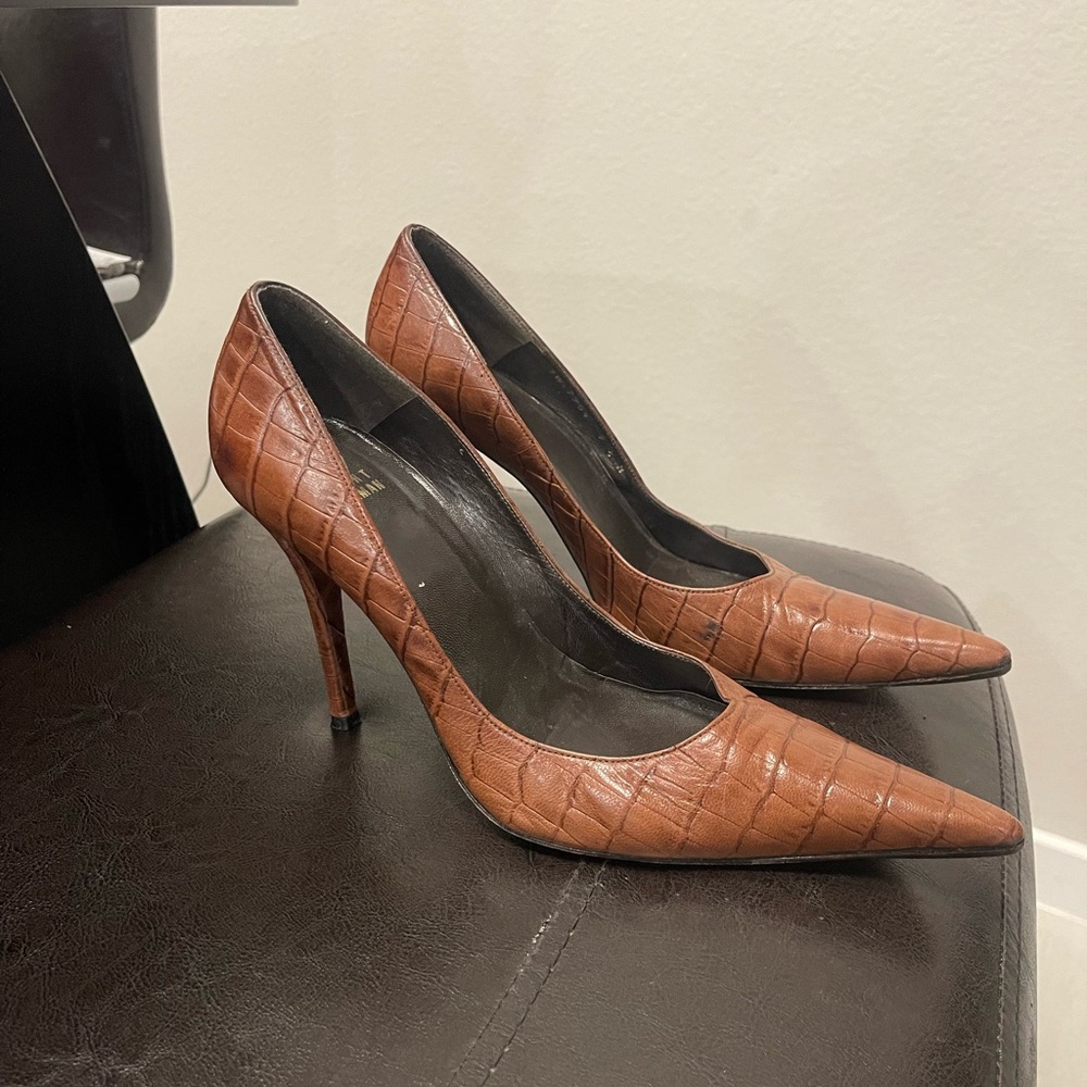 Stuart weitzman croc embossed leather stiletto heel pointed knife toe pumps 9.5